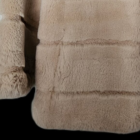 SUMPTUOUS GENUINE FUR JACKET FEATURING 3/4 SLEEVE W/ HIDDEN HOOK & EYE CLOSURES - Picture 15 of 15